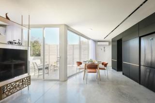 Modern Studio Apt with Balcony - 7
