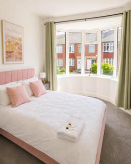 Gateshead Urban 3 Bed Home Sleeps 7, Free Parking - 9