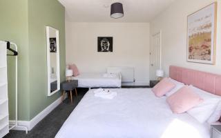 Gateshead Urban 3 Bed Home Sleeps 7, Free Parking - 8