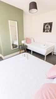 Gateshead Urban 3 Bed Home Sleeps 7, Free Parking - 2