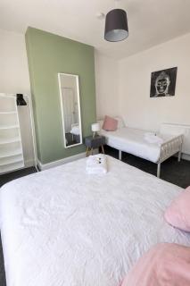 Gateshead Urban 3 Bed Home Sleeps 7, Free Parking - 1