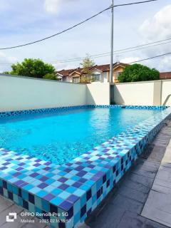 Semi-D homestay Helena with swimming pool - 1