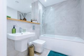 Stylish Leeds City Centre 2 Bed Apt with Balcony - 6