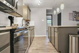 Beautiful Contemporary Suite #12 - 5