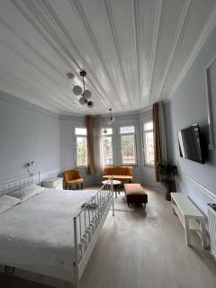 i1 Studios by Tram with Seaview, Jacuzzi Rooms - Istanbul - 8