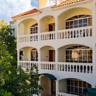 Beachside Getaway Private 1-Bedroom Apartment with Pool - 0