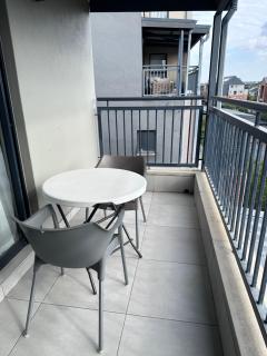 Secure 1 Bedroom Apartment in Midrand, Waterfall City - Lock Up and Go - Free WIFI and Parking - 4A Elizabeth Place - 4