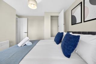 Modern 2-Bed Cardiff Apartments - Free Parking - Workspaces - 2
