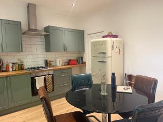 Boho retro newly refurbed, 4 double bedroom house - 2