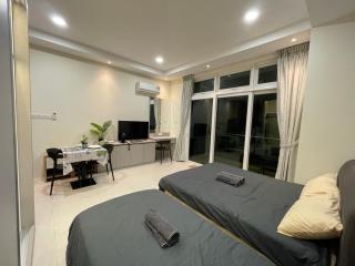 Nice Kuching City Center Riverine Apartment With Balcony and Garden views - 2