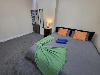 Modern 3-Bedroom House With Private Parking - 8