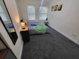 Modern 3-Bedroom House With Private Parking - 7