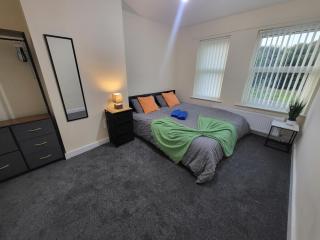 Modern 3-Bedroom House With Private Parking - 0