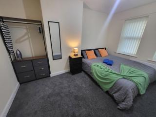 Modern 3-Bedroom House With Private Parking - 5