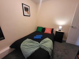 Modern 3-Bedroom House With Private Parking - 2