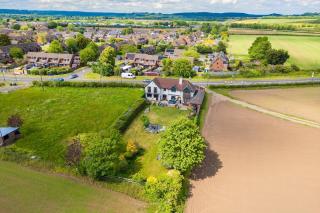 Woodwynd Palm Retreat - Sleeps 14, Hot Tub, BBQ, Games Room, Balcony, Private Garden, Cotswold Views - 0