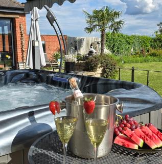 Woodwynd Palm Retreat - Sleeps 14, Hot Tub, BBQ, Games Room, Balcony, Private Garden, Cotswold Views - 5