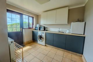 Woodwynd Palm Retreat - Sleeps 14, Hot Tub, BBQ, Games Room, Balcony, Private Garden, Cotswold Views - 3