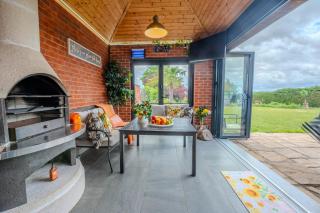 Woodwynd Palm Retreat - Sleeps 14, Hot Tub, BBQ, Games Room, Balcony, Private Garden, Cotswold Views - 1