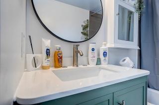 Stylish Downtown Toronto Condo Near Eaton Centre - 2