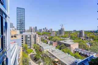 Stylish Downtown Toronto Condo Near Eaton Centre - 1