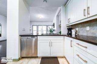 Bright Luxury Home-Hot Tub-Sunroom-King Bed-AC - 5