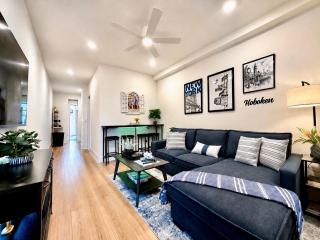 Hoboken Getaway - 15 Minutes To NYC - Great Location - Sleeps 6 comfortably - 5