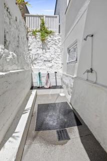 Coastal Art Deco Stay - 5