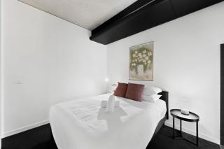 Elevated 1-Bed Retreat Steps from Shops - 7