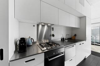 Elevated 1-Bed Retreat Steps from Shops - 2
