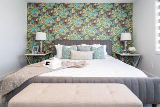 *New*Chic Modern Home*King bed*Foosball*Sleeps 8! - 9