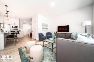 *New*Chic Modern Home*King bed*Foosball*Sleeps 8! - 7