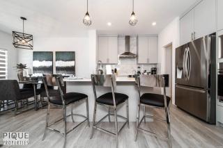 *New*Chic Modern Home*King bed*Foosball*Sleeps 8! - 1