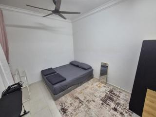 Amza Homestay Gong Badak - 1
