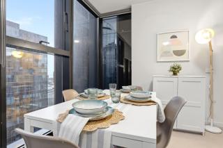 Stylish 2BR Collins Street Apartment Pool Gym CBD Views - 8