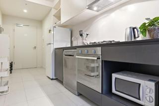 Stylish 2BR Collins Street Apartment Pool Gym CBD Views - 1