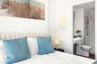Spacious 2BR Melbourne CBD Apartment Pool, Gym and Near Marvel Stadium - 1