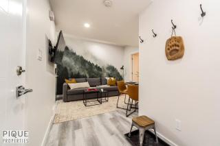 NEW, Mountain Chic Suite, Whyte Avenue, Netflix, WiFi, Sleeps 6 - 8