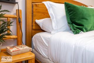 NEW, Mountain Chic Suite, Whyte Avenue, Netflix, WiFi, Sleeps 6 - 6