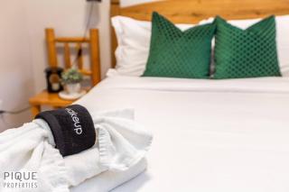 NEW, Mountain Chic Suite, Whyte Avenue, Netflix, WiFi, Sleeps 6 - 2