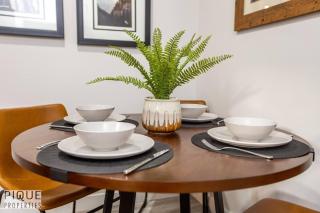NEW, Mountain Chic Suite, Whyte Avenue, Netflix, WiFi, Sleeps 6 - 2
