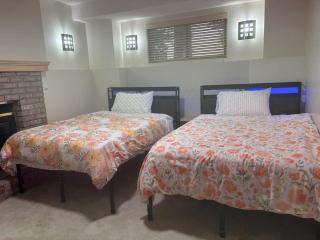 Lower Suite- 10 minutes away from airport - 5
