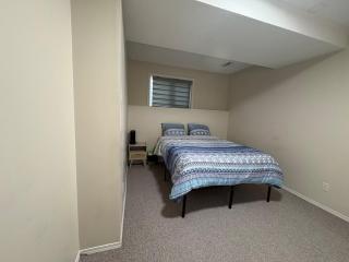Lower Suite- 10 minutes away from airport - 2