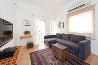 Stylish Apt w Charming Balcony in the Very Center - 9