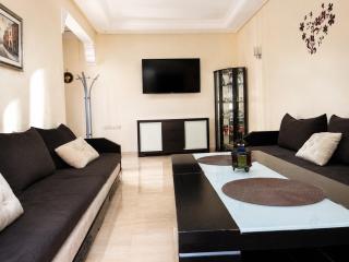 Magnifique Appartement spacieux confort propre familial 2 chambres salon et salle a manger a 20mn a pied de place jemaa el fina 4 piscines dans espace de Golf a 12 mn en voitures l entree est gratuit pour la clientele ouvert entre 10h et 20h - 3