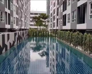 Stylish 1BR Condo - On Nut - Pool, Gym & Smart TV - 9