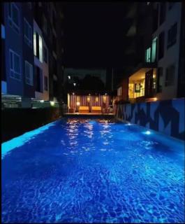 Stylish 1BR Condo - On Nut - Pool, Gym & Smart TV - 8