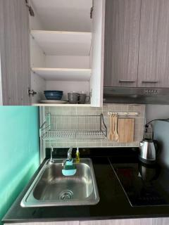 Stylish 1BR Condo - On Nut - Pool, Gym & Smart TV - 5