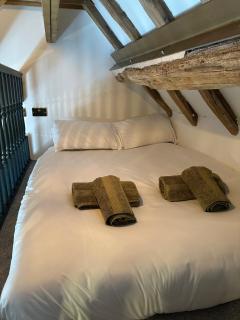 3 or 4 Bed 2 Bath Cosy Rural Barn Conversion-Parking - 3