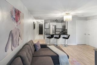 Luxury 1BR Plus Den Next to CN Tower - Free Parking & Waterfront Access - Toronto - 2